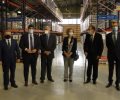 Doña Sofía, junto a las autoridades que le acompañaron durante su visita al Banco de Alimentos del Segura, en Murcia